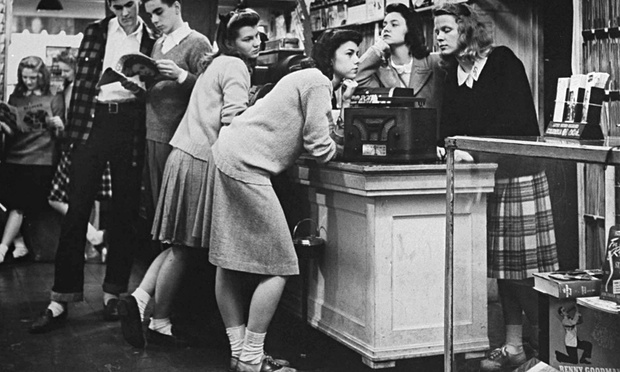 Group-of-teenagers-in-a-r-008