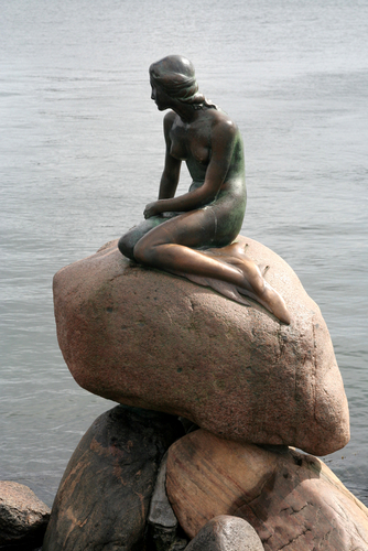 Beautiful-Mermaid-Statue