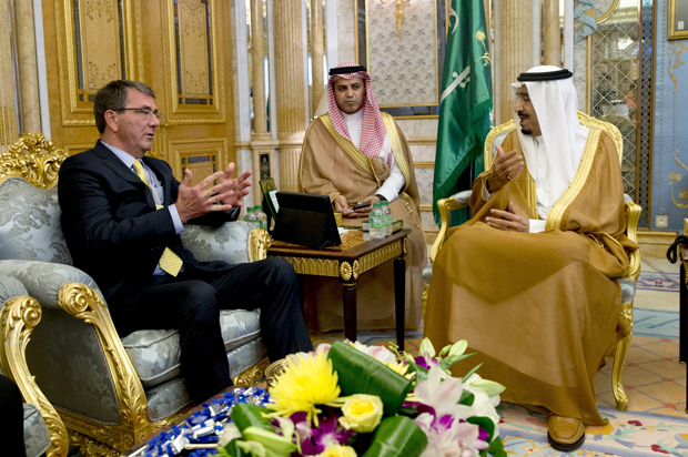 U.S. Defense Secretary Ash Carter (L) meets with Saudi Arabia's King Salman bin Abdul Aziz (R) at Al-Salam Palace in Jeddah, Saudi Arabia, July 22, 2015. Carter flew into Saudi Arabia for meetings on Wednesday with King Salman and his security leadership to reassure the kingdom of America's support after Washington struck a nuclear deal with its arch-rival Iran. REUTERS/Carolyn Kaster/Pool - RTX1LCD5