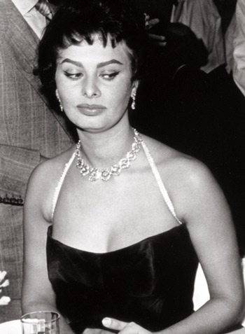 sophia-loren-jane-mansfield-side-eye-photo-secret-revealed-new-vertical