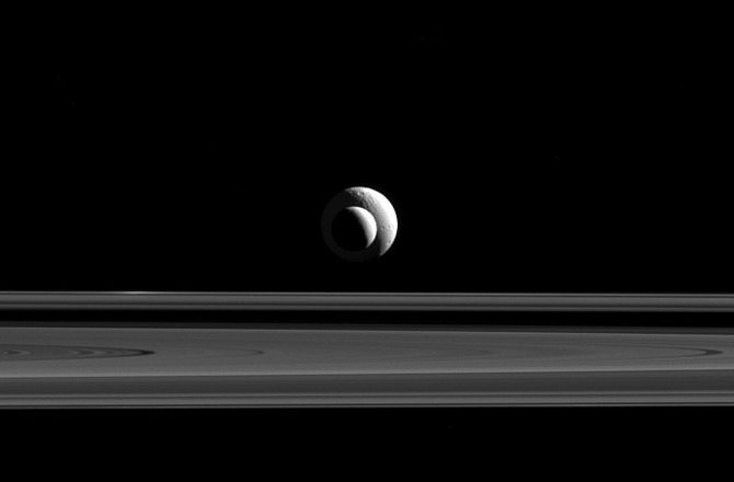 dnews-files-2015-12-saturn-moon-alignment-670x440-151214-jpg[1]