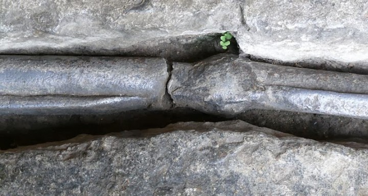 800px-Roman_baths_lead_pipes_01[1]