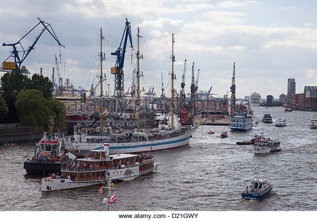 windjammer-tall-sailing-ship-krusenstern-with-other-ships-and-boats-d21gwy