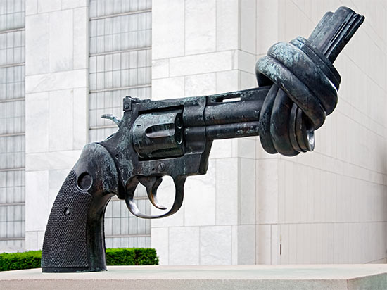 anti-gun-statue-un-bldg-nyc[1]