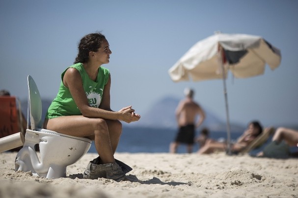 2014-05-21_04_Rio-beach-pollution