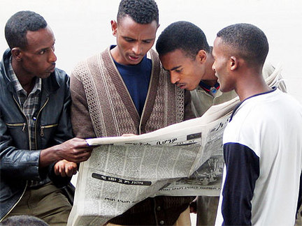 people-reading-a-newspaper