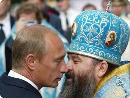putin-kissing-priest