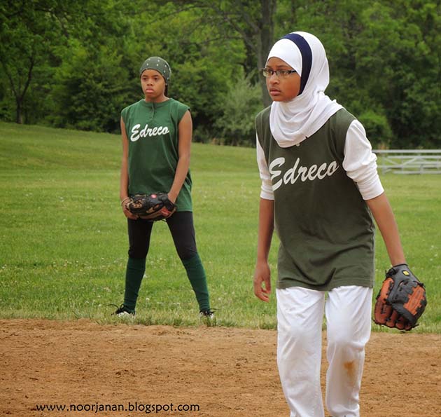 Mujeres árabes jugando softball