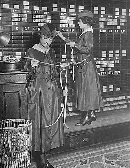 Women_in_Waldorf-Astoria